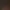 Une main verse de l'huile depuis un récipient métallique dans un autre récipient tenu par une autre main