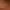 Une personne allongée reçoit un massage à l'aide d'une feuille de curry, administrée par une personne vêtue de blanc et portant des bracelets